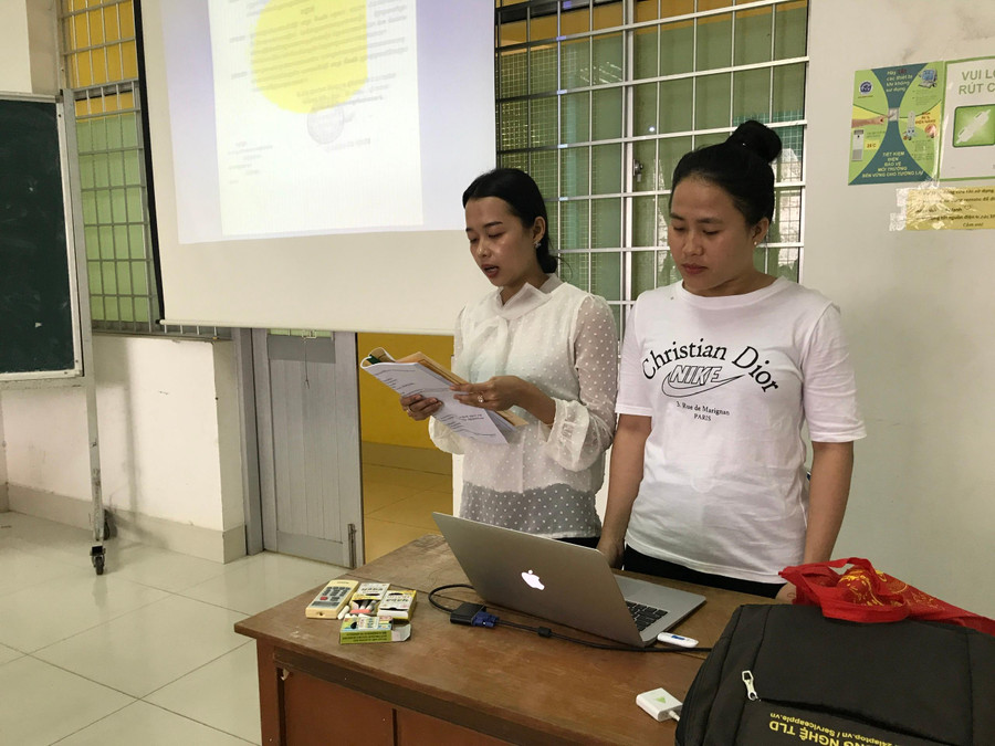 Các bạn sinh viên đã tự tin thuyết trình trên giảng đường. Các bạn sinh viên đã tự tin thuyết trình trên giảng đường.