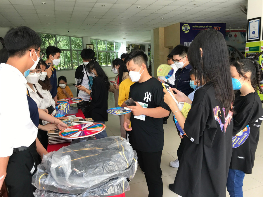 Những cuộc giao lưu giữa sinh viên nhà trường và học sinh các trường THPT đã cho thấy hiệu quả tích cực Những cuộc giao lưu giữa sinh viên nhà trường và học sinh các trường THPT đã cho thấy hiệu quả tích cực