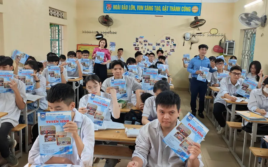 ThS Trương Vĩnh Bình tư vấn tuyển sinh cho học sinh lớp 12 Trường THPT Tô Hiến Thành (Thanh Hóa).