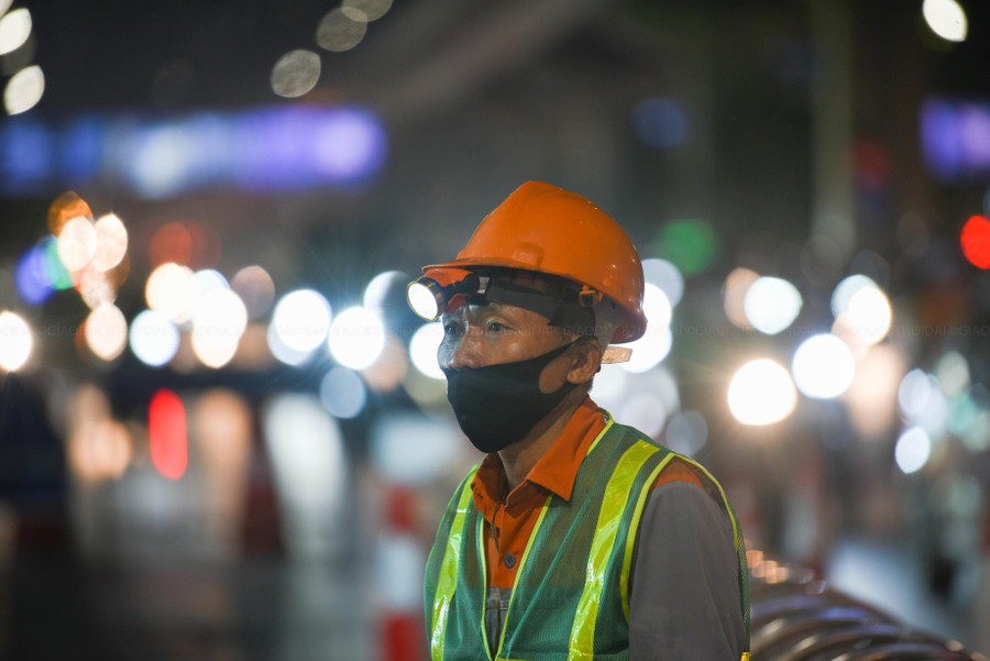 Hướng từ Khuất Duy Tiến đi Ngã Tư Sở: Giao cắt với 3 đường, 8 ngõ, 15 điểm giao cắt với lối vào các công ty, cơ quan, cây xăng… Hướng từ Ngã Tư Sở đi Khuất Duy Tiến: Giao cắt với 6 đường, 15 ngõ, 8 điểm giao cắt với lối vào các cơ quan, trường học…