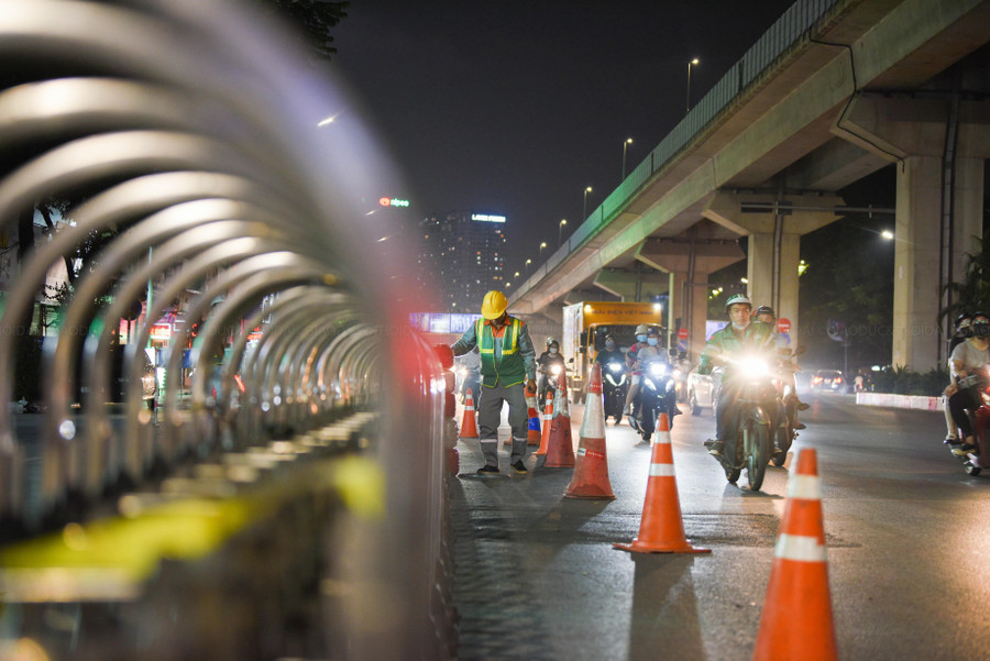Hướng đi Ngã Tư Sở có 5 làn đường, hướng đi Khuất Duy Tiến có 6 làn đường.