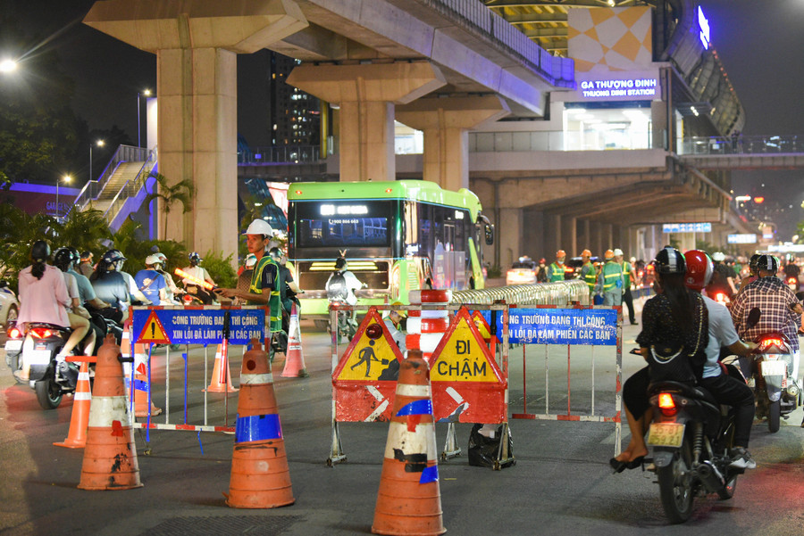 Tại khu vực ga Thượng Đình đơn vị thi công triển khai lắp hàng rào cứng trong đêm.
