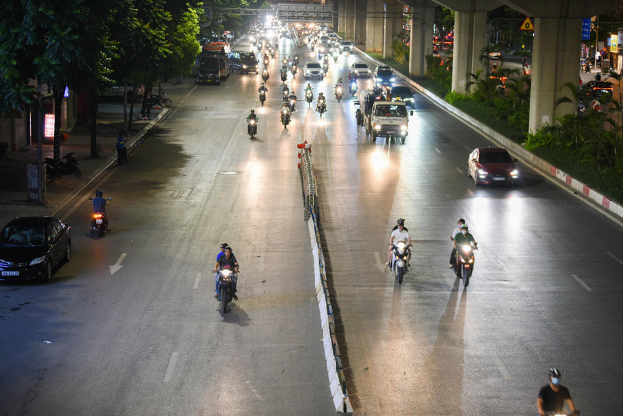 Tối 5/8, nhiều đoạn đường trên trục đường Nguyễn Trãi từ Nguyễn Xiển- Ngã Tư Sở đã được lắp hàng rào cứng.