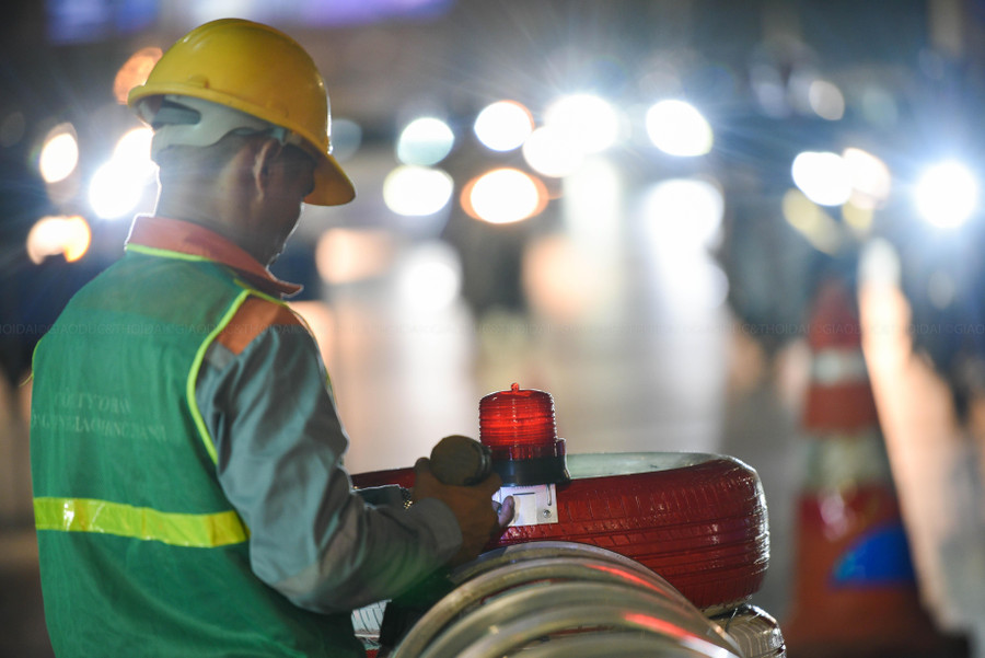 Khi chưa lắp rào chắn tại tuyến đường Nguyễn Trãi, 2 làn xe ôtô được bố trí sát dải phân cách, 2 làn xe hỗn hợp và 1 làn xe máy - xe đạp sát vỉa hè. Các làn xe được phân tách với nhau bằng vạch sơn, biển báo. Tuy nhiên, các phương tiện vẫn đi lộn xộn, không theo biển báo giao thông.