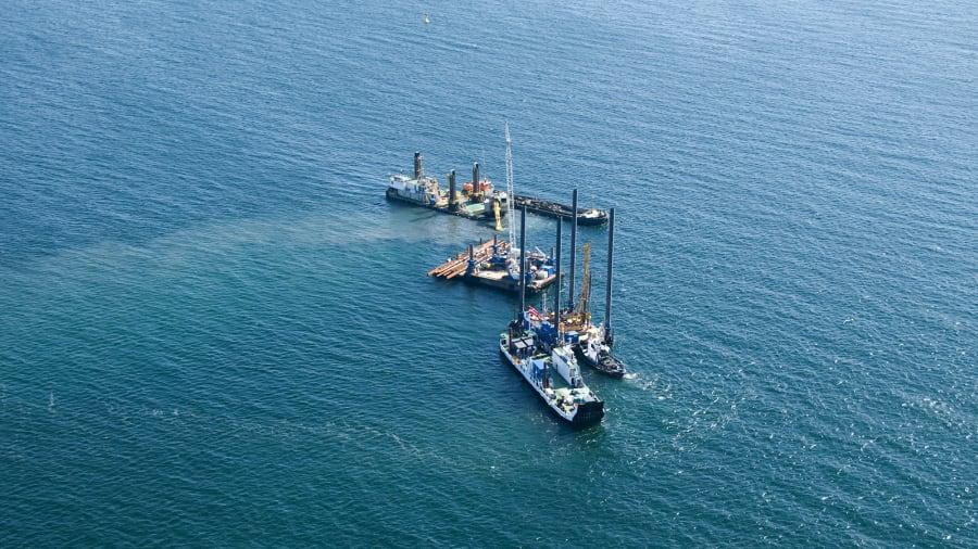 Quá trình nạo vét ngoài khơi bờ biển Đức vào mùa thu năm 2021. Ảnh: Femern A/S. Quá trình nạo vét ngoài khơi bờ biển Đức vào mùa thu năm 2021. Ảnh: Femern A/S.