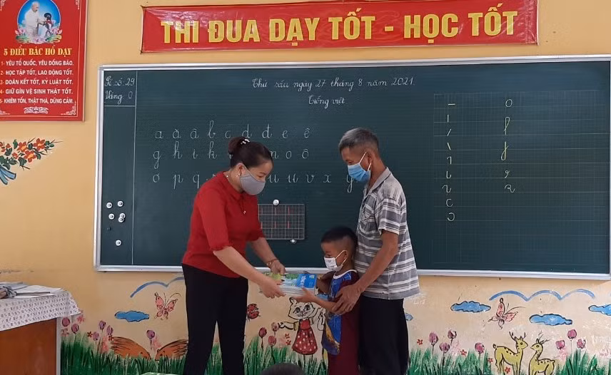 Trao sách cho học sinh.