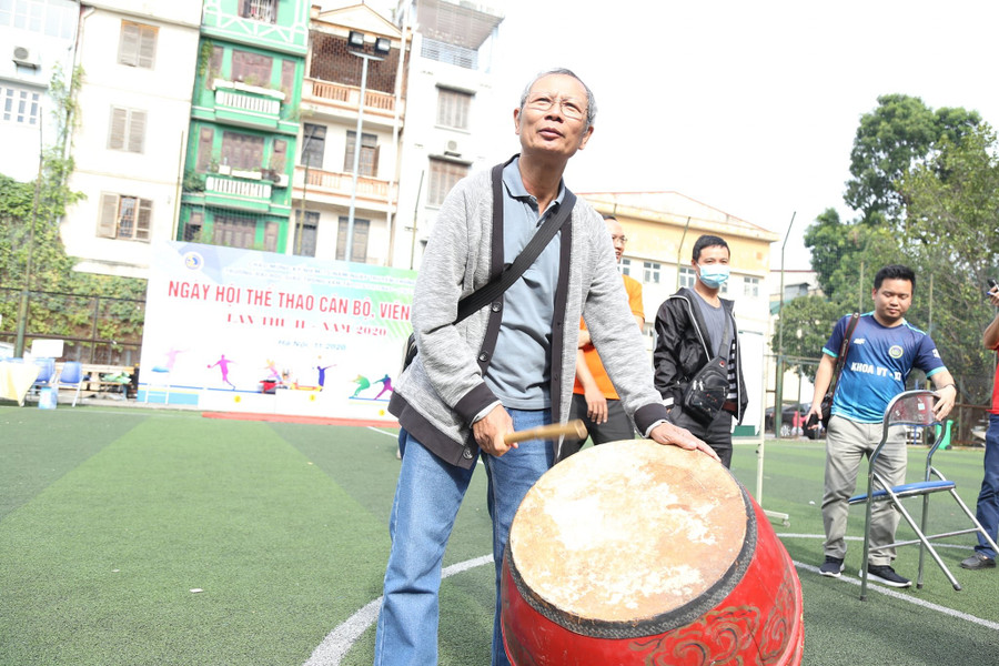 Thầy Nhiệm luôn khuyến khích học trò của mình sáng tạo trong khoa học. Thầy Nhiệm luôn khuyến khích học trò của mình sáng tạo trong khoa học.
