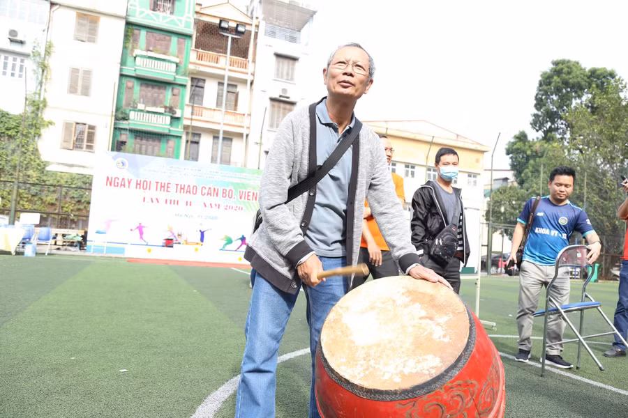 Thầy Nhiệm luôn khuyến khích học trò của mình sáng tạo trong khoa học.