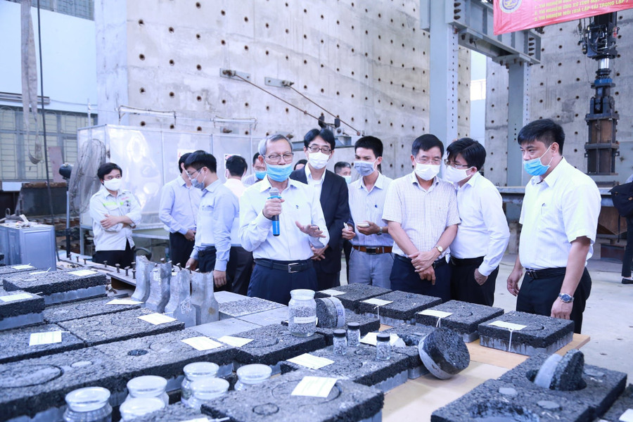 Trường ĐH Giao thông vận tải với nghiên cứu thành công trải thảm mặt cầu Thăng Long.