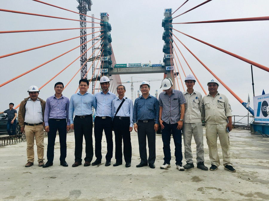 GS.TS Trần Đức Nhiệm (người đứng giữa) và các học trò trên công trường cầu Bạch Đằng, Tp Hải Phòng. 