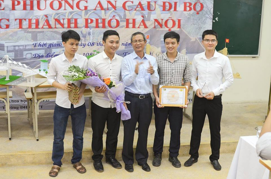 Thầy Nhiệm và những học trò của mình trong lễ khen thưởng tham gia các giải pháp cầu đường của Hà Nội. Thầy Nhiệm và những học trò của mình trong lễ khen thưởng tham gia các giải pháp cầu đường của Hà Nội.