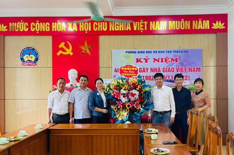 Văn phòng đại diện Báo GD&TĐ khu vực MT-TN tặng hoa chúc mừng Phòng GD&ĐT huyện Thạch Hà (Hà Tĩnh). Văn phòng đại diện Báo GD&TĐ khu vực MT-TN tặng hoa chúc mừng Phòng GD&ĐT huyện Thạch Hà (Hà Tĩnh).