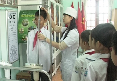 Kiêm nhiệm nhân viên y tế học đường vẫn được hưởng chế độ phụ cấp