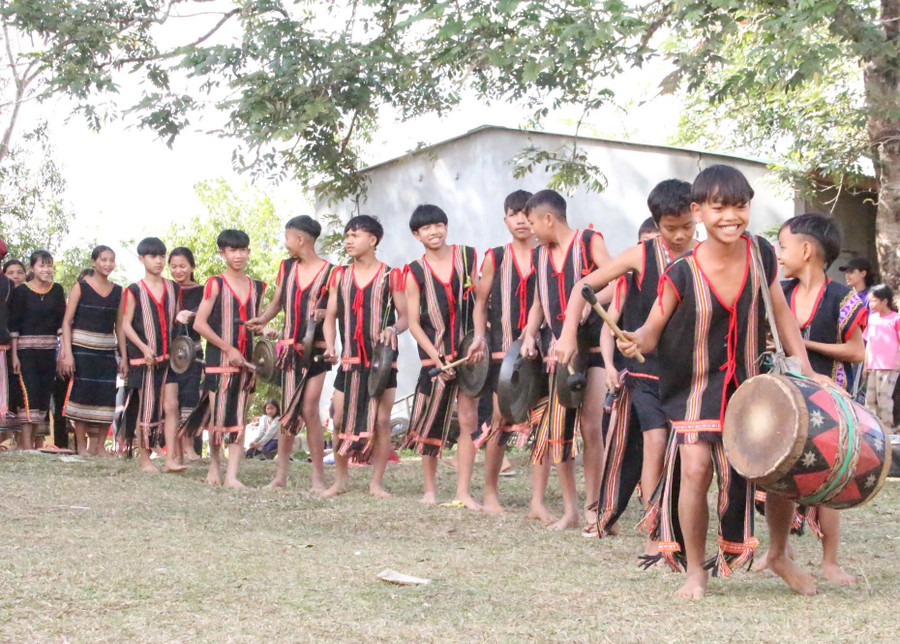 Đội cồng chiêng học sinh ở Kon Trang Long Loi. Đội cồng chiêng học sinh ở Kon Trang Long Loi.