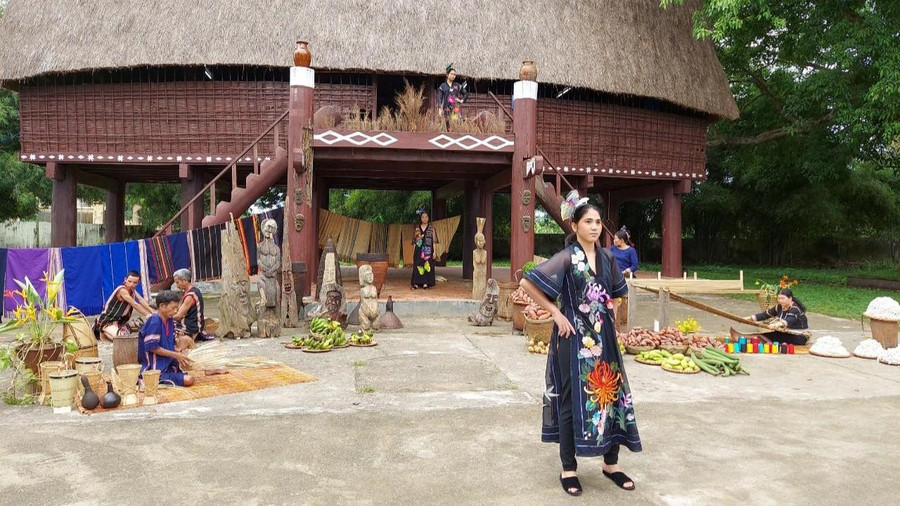 Biểu diễn áo dài và thời trang thổ cẩm Tây Nguyên.