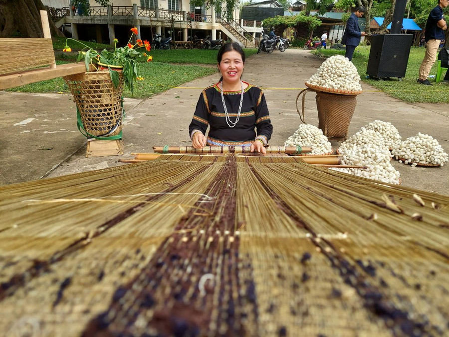 Những chiếc áo dài được thực hiện trên nền vải thổ cẩm mang đậm bản sắc văn hoá của các dân tộc Tây Nguyên. Những chiếc áo dài được thực hiện trên nền vải thổ cẩm mang đậm bản sắc văn hoá của các dân tộc Tây Nguyên.