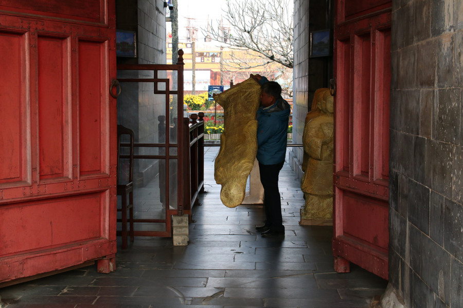 Cơ quan chức năng thu hồi các bức tượng được cho là không phù hợp. (Ảnh: H. H). Cơ quan chức năng thu hồi các bức tượng được cho là không phù hợp. (Ảnh: H. H).