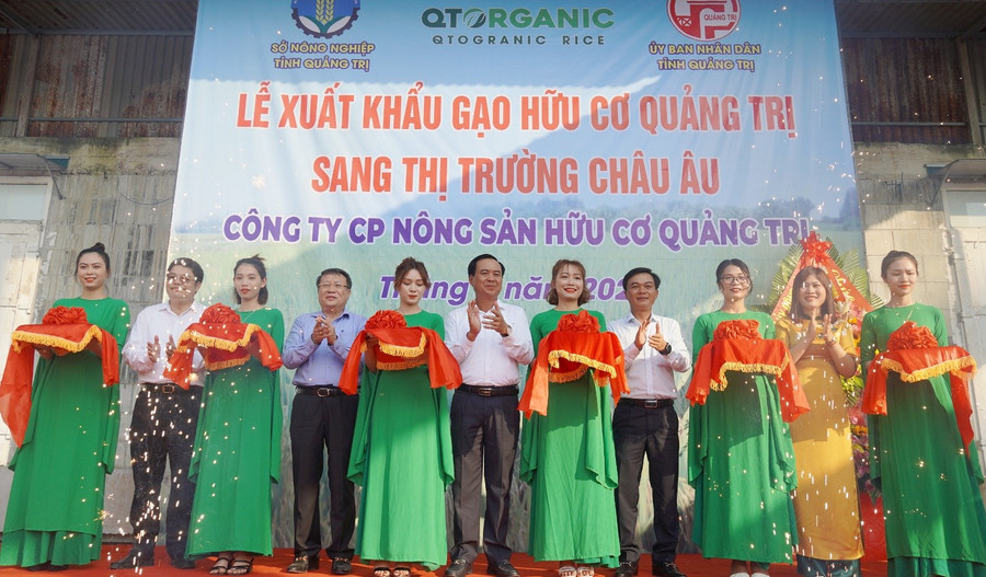 Lãnh đạo tỉnh Quảng Trị thực hiện nghi thức xuất khẩu lô gạo đầu tiên sang châu Âu. (Ảnh: Đ. Đức).