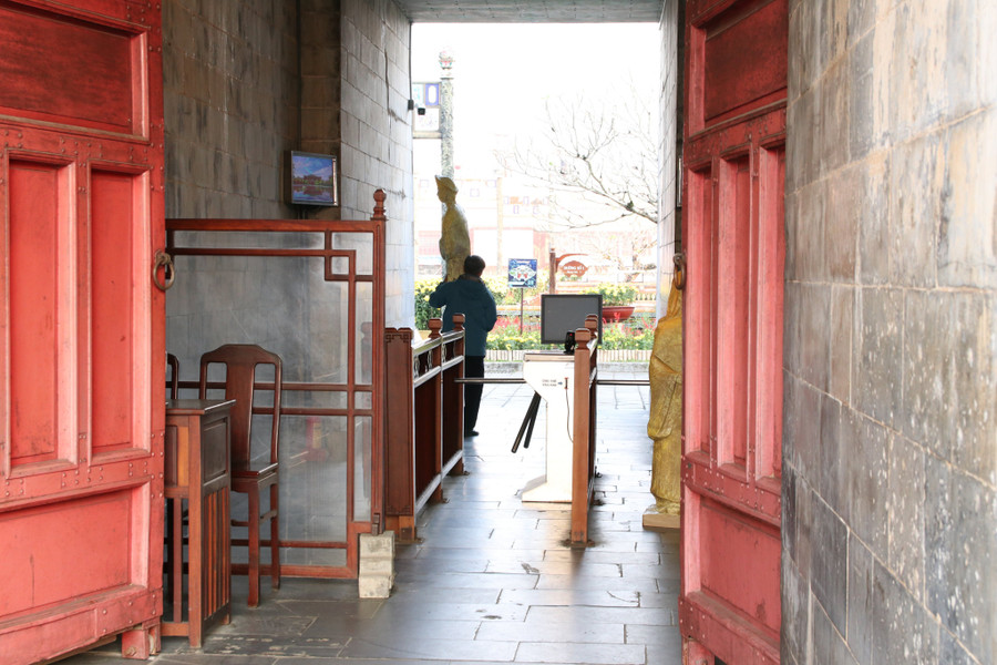 Những bức tượng được trưng bày khiến nhiều du khách phản ánh. Những bức tượng được trưng bày khiến nhiều du khách phản ánh.