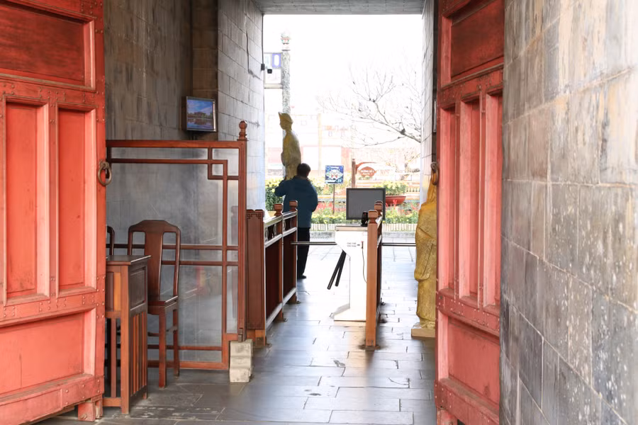 Những bức tượng được trưng bày khiến nhiều du khách phản ánh.