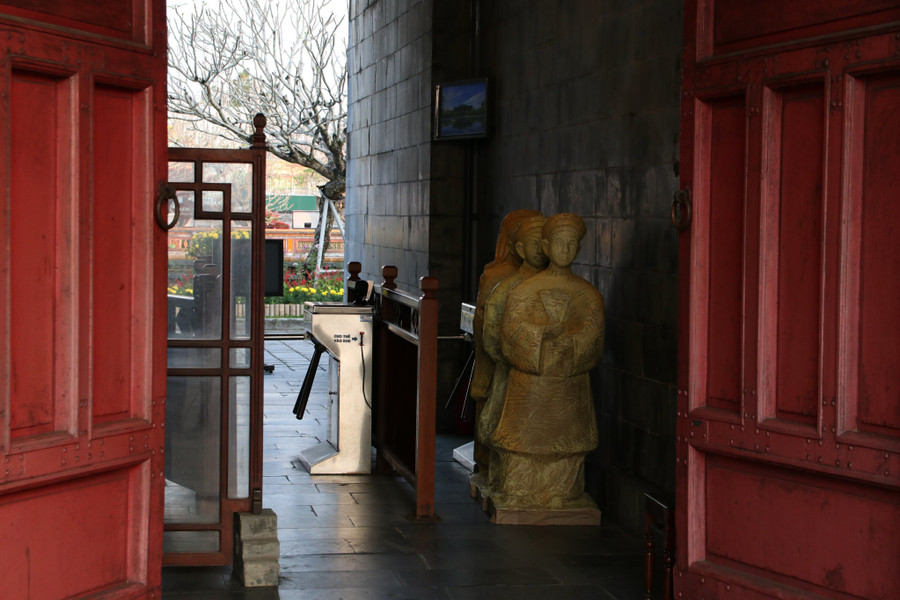 Nhân viên đã tiến hành thu hồi những bức tượng này trong sáng 13/2. Nhân viên đã tiến hành thu hồi những bức tượng này trong sáng 13/2.