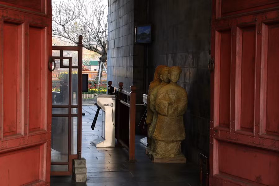 Nhân viên đã tiến hành thu hồi những bức tượng này trong sáng 13/2.