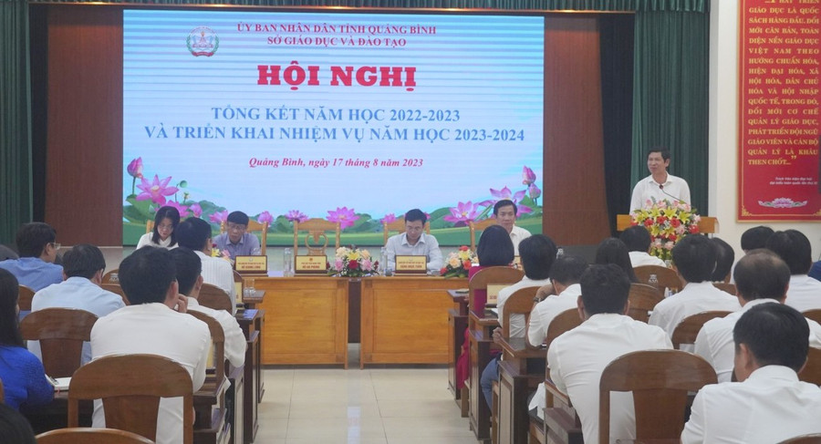 Ông Hồ An Phong – Phó Chủ tịch UBND tỉnh Quảng Bình ghi nhận sự nỗ lực của ngành giáo dục, đội ngũ thầy cô. Ông Hồ An Phong – Phó Chủ tịch UBND tỉnh Quảng Bình ghi nhận sự nỗ lực của ngành giáo dục, đội ngũ thầy cô.