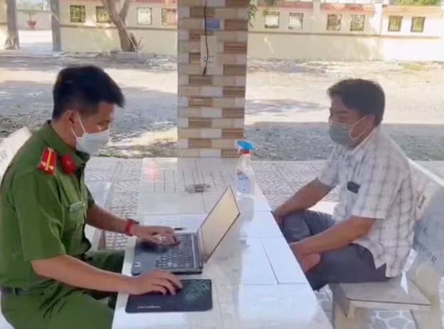 Cơ quan chức năng làm việc với chủ kho hàng. Ảnh: Công an An Giang.