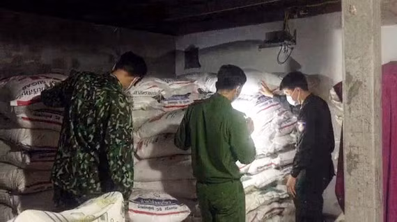 Lực lượng chức năng tiến hành kiểm tra bên trong các bao tải. Ảnh: Công an An Giang.