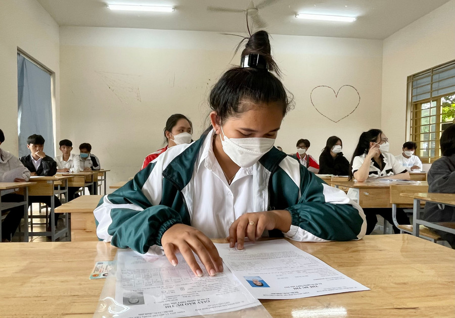 Thí sinh điểm thi trường THCS-THPT Liên Việt Kon Tum kiểm tra lại giấy tờ và giấy báo dự thi. Thí sinh điểm thi trường THCS-THPT Liên Việt Kon Tum kiểm tra lại giấy tờ và giấy báo dự thi.