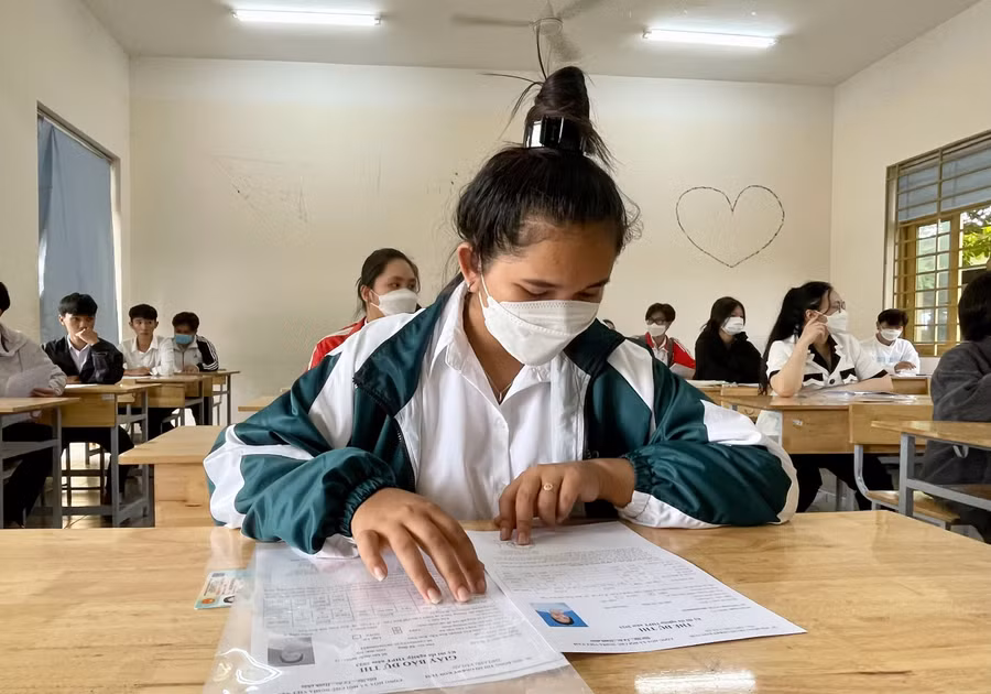 Thí sinh điểm thi trường THCS-THPT Liên Việt Kon Tum kiểm tra lại giấy tờ và giấy báo dự thi.