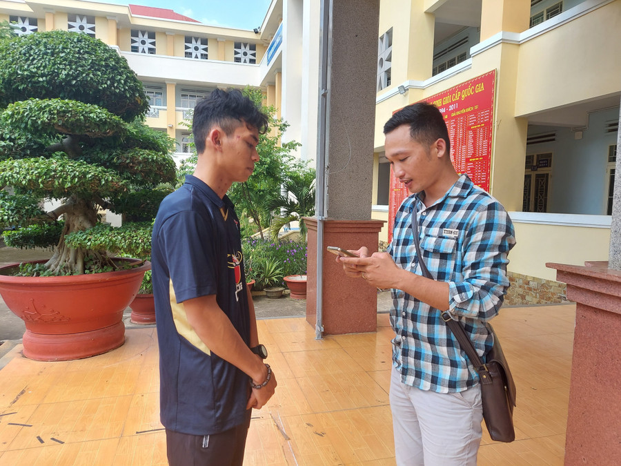 Thí sinh Kpă Trung (bên trái) tự tin bước vào kỳ thi. Thí sinh Kpă Trung (bên trái) tự tin bước vào kỳ thi.