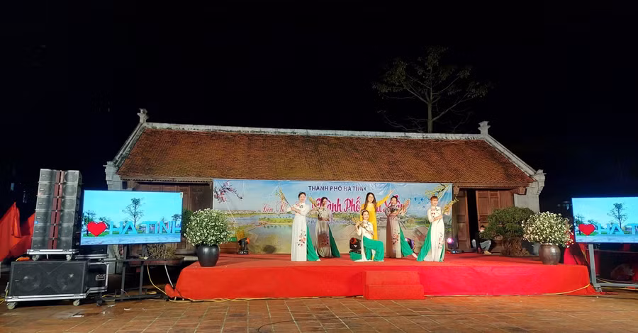 Đêm thơ được tổ chức tại Văn Miếu Hà Tĩnh