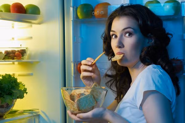 Ăn khuya có thể khiến cơ thể tích luỹ mỡ thừa 