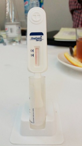 Đại sứ Mỹ tự xét nghiệm HIV bằng que thử ảnh 1 dai-su-my-cung-ban-trai-trinh-dien-xet-nghiem-hiv-bang-que-thu-1