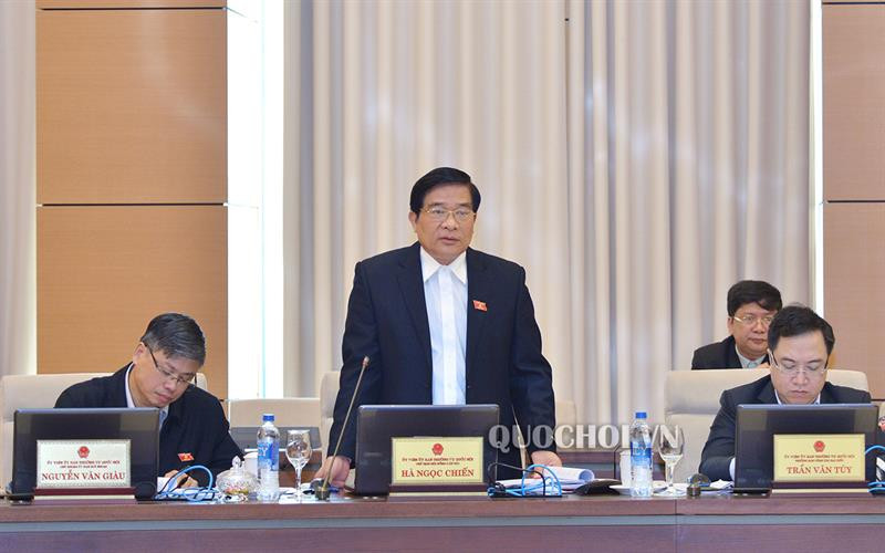 Chủ tịch Hội đồng Dân tộc của Quốc hội Hà Ngọc Chiến phát biểu tại phiên họp