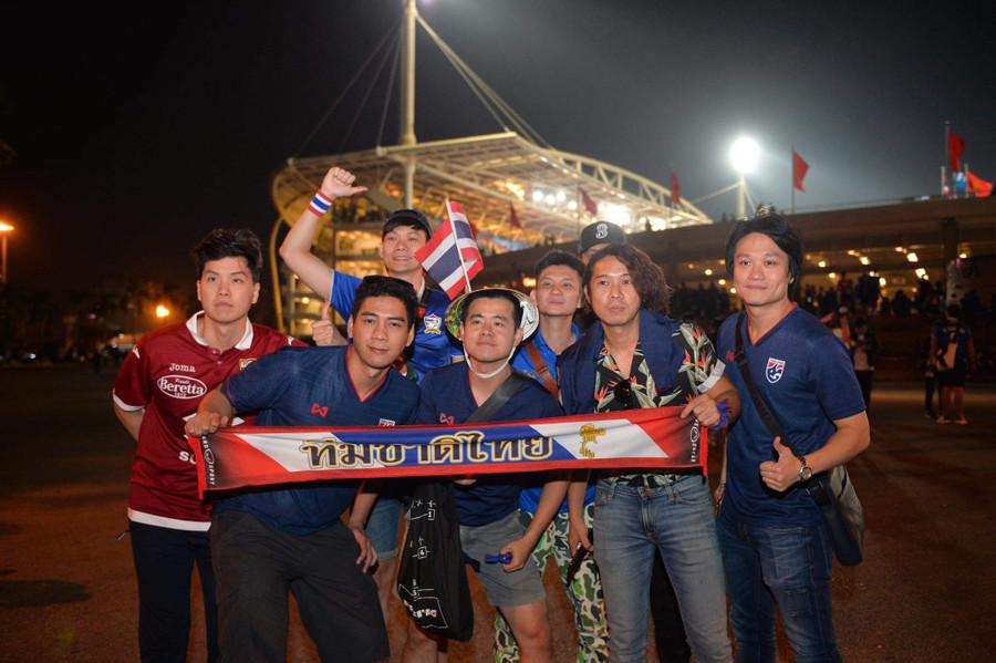 Cùng với đó, rất đông CĐV Thái Lan cũng đã có mặt tại sân Mỹ Đình từ sớm để hoà nhịp cùng không khí tại sân và cổ vũ cho đội nhà.