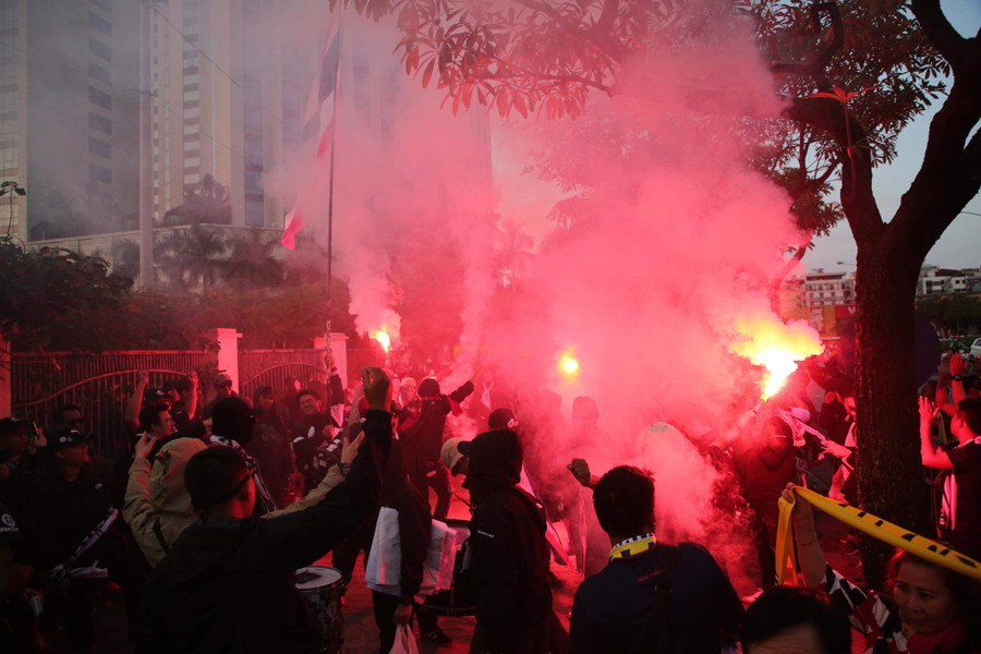 CĐV Thái Lan đã đốt rất nhiều những quả pháo sáng.