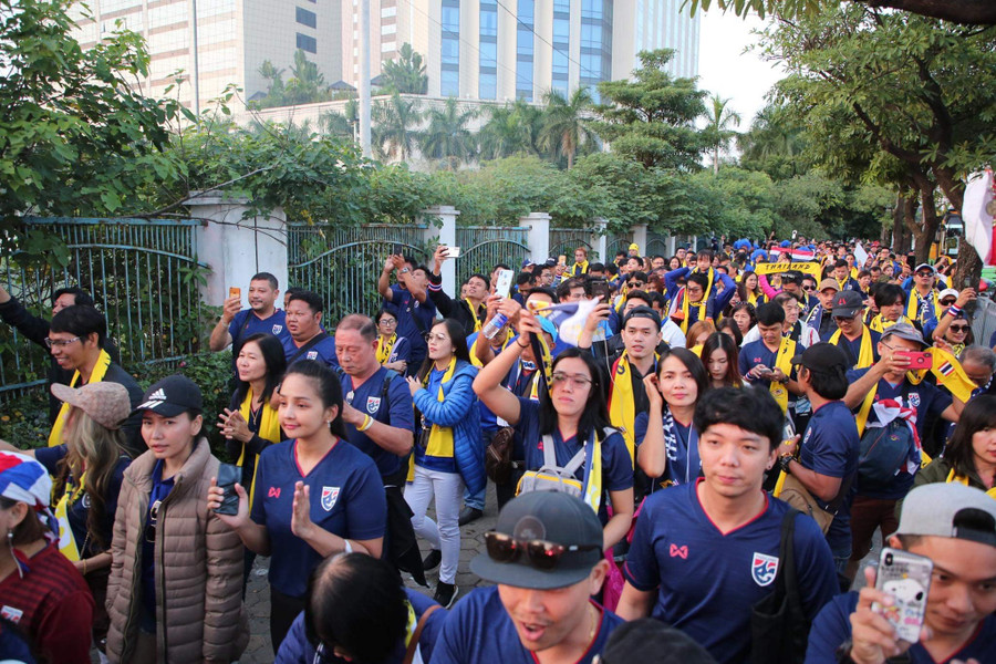 Rất nhiều CĐV của đội tuyển Thái Lan đã có mặt sớm tại sân.
