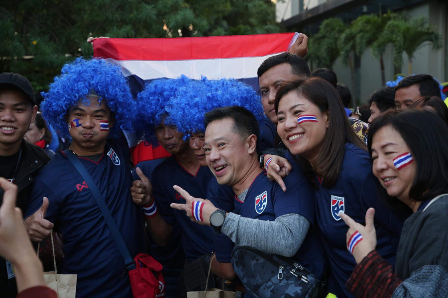 CĐV Thái Lan rất vui vẻ trước trận đấu.