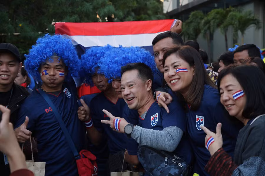 CĐV Thái Lan rất vui vẻ trước trận đấu.