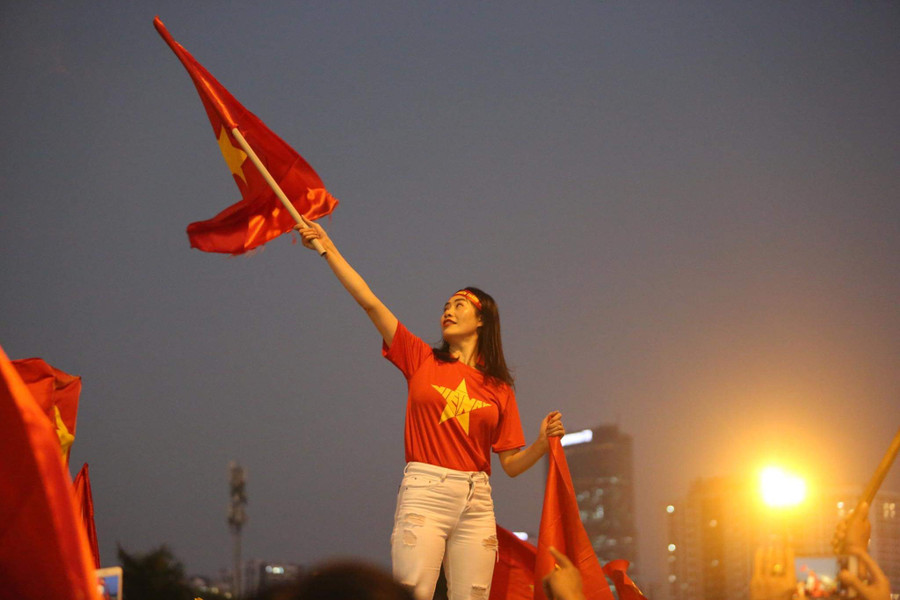 Các đoàn xe cổ động chở người hâm mộ diễu hành xung quanh khu vực sân vận động Mỹ Đình. Các cổ động viên đến từ rất nhiều tỉnh thành trên cả nước với một tinh thần cực kỳ cuồng nhiệt.