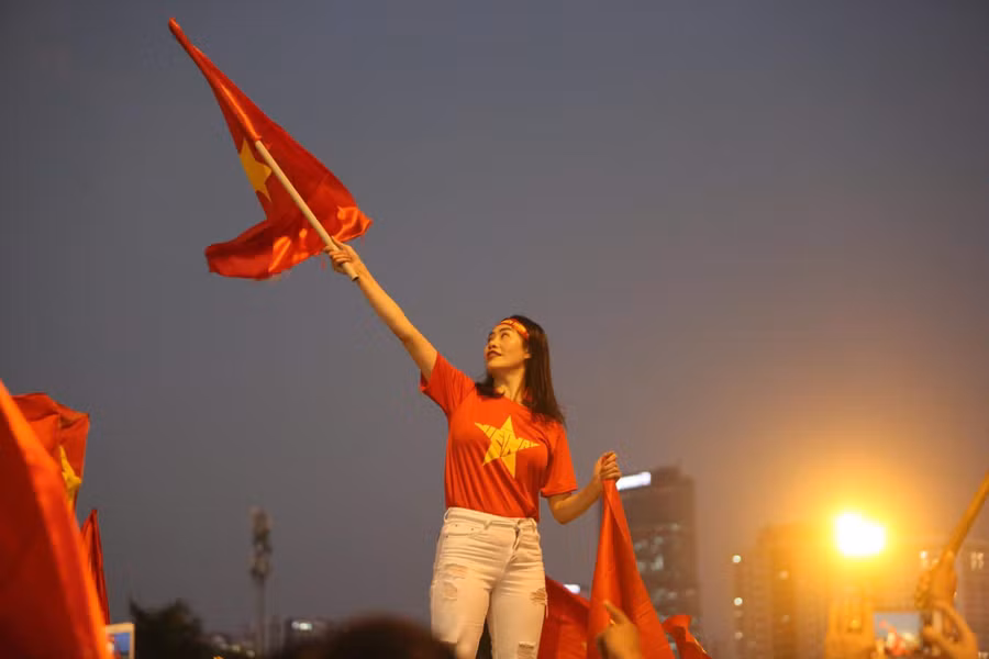 Các đoàn xe cổ động chở người hâm mộ diễu hành xung quanh khu vực sân vận động Mỹ Đình. Các cổ động viên đến từ rất nhiều tỉnh thành trên cả nước với một tinh thần cực kỳ cuồng nhiệt.