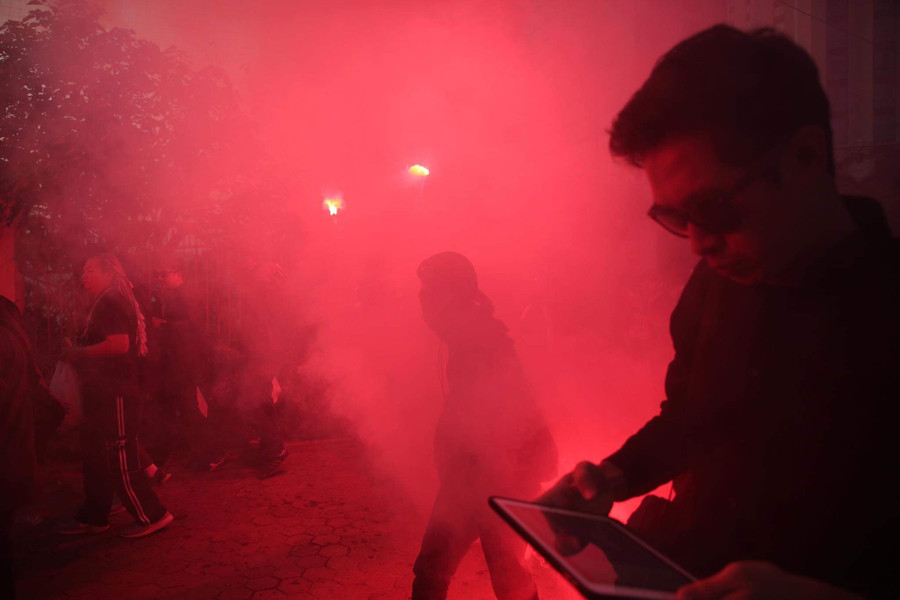 Nhưng trong đoàn CĐV Thái Lan có một số CĐV đã đốt pháo sáng ngay trên đường tiến vào cổng sân Mỹ Đình.