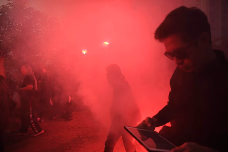 Nhưng trong đoàn CĐV Thái Lan có một số CĐV đã đốt pháo sáng ngay trên đường tiến vào cổng sân Mỹ Đình.