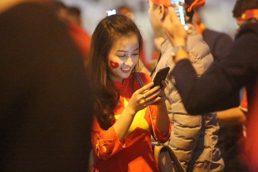 Như thường lệ không chỉ cổ vũ các cầu thủ áo đỏ sao vàng thi đấu dưới sân, các lá cờ Việt Nam và Hàn Quốc được người hâm mộ mang tới sân Mỹ Đình.