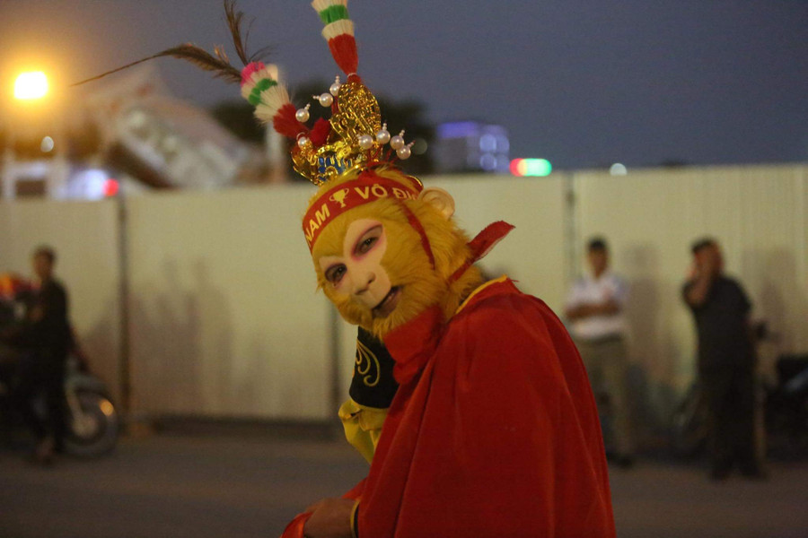 Nhiều CĐV mang trên mình trang phục độc đáo.