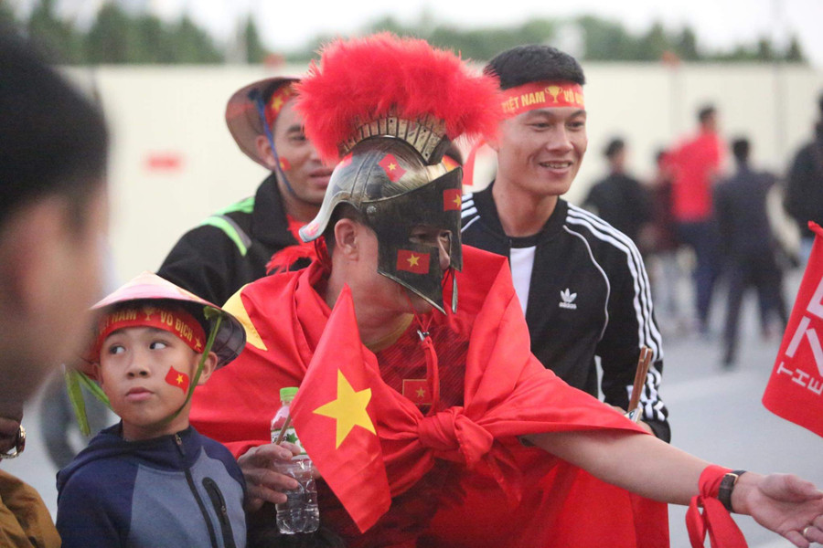 Nhiều người qua đường mặc dù không vào trong sân vận động để xem trận đấu cũng nhanh chóng hòa vào tinh thần cuồng nhiệt, tự hào và hô to khẩu hiệu cổ vũ màu cờ sắc áo đội nhà.