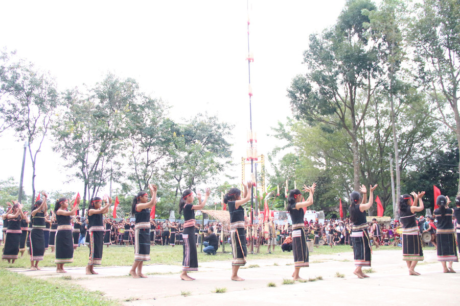 Học sinh nữ uyển chuyển, nhịp nhàng trong điệu múa Xoang truyền thống. Học sinh nữ uyển chuyển, nhịp nhàng trong điệu múa Xoang truyền thống.