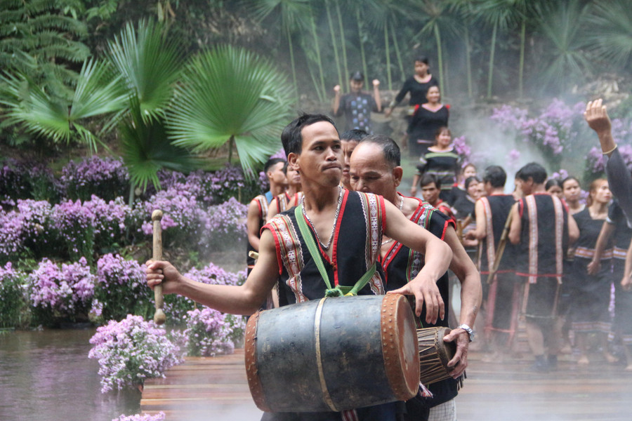 Người dân biểu diễn cồng chiêng Tây Nguyên.